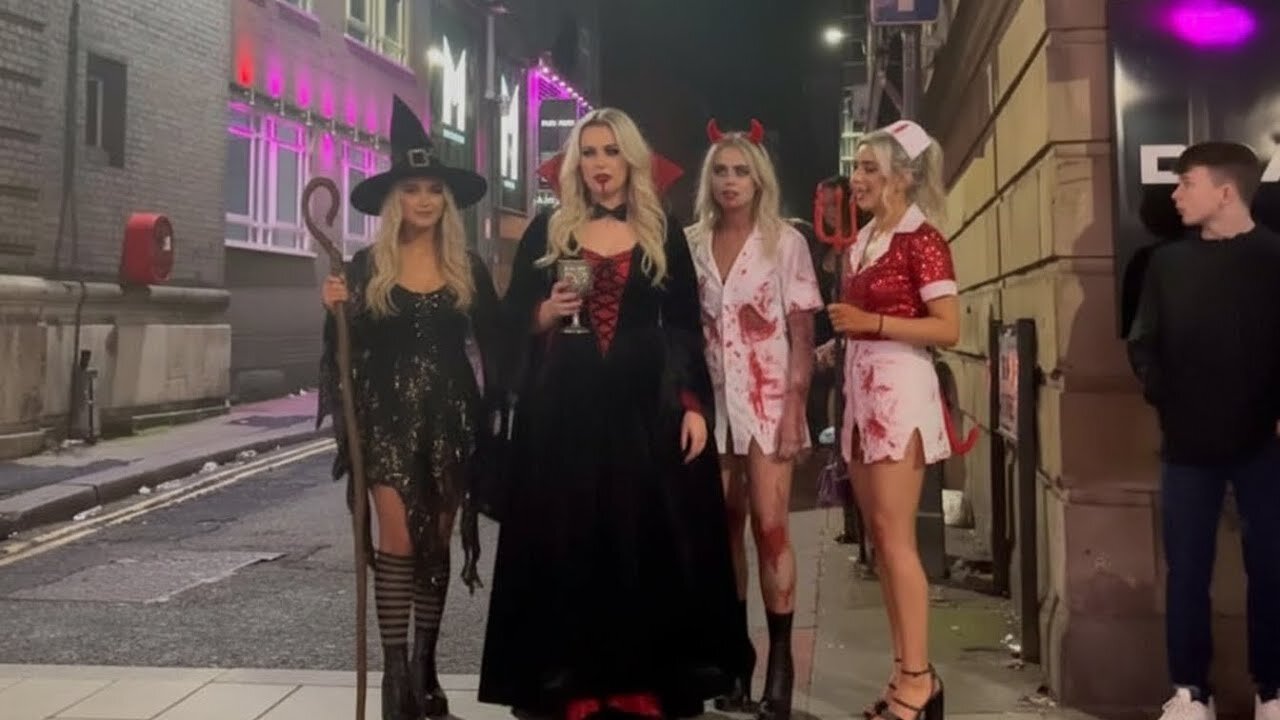 Halloween Night in England | Beautiful & Friendly Girls at the Spooky Nightlife Party 🎃