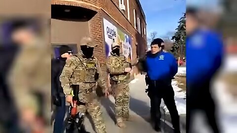 Watch Federal Agents Detain Man on Chicago Street as Border Patrol Returns