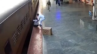 Salvan a un hombre segundos antes de ser arrastrado por un tren