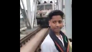 Fallece adolescente tras grabar un video en una vía ferroviaria
