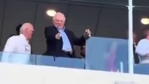 Cowboys owner Jerry Jones fined $250,000 for giving the middle finger to Jets fans at Sunday's game