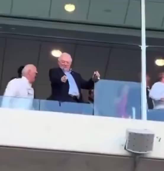 Cowboys owner Jerry Jones fined $250,000 for giving the middle finger to Jets fans at Sundays game