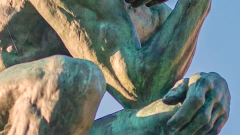 Le Penseur de Rodin #macron #macrondehors #paix #peace #grok 😉