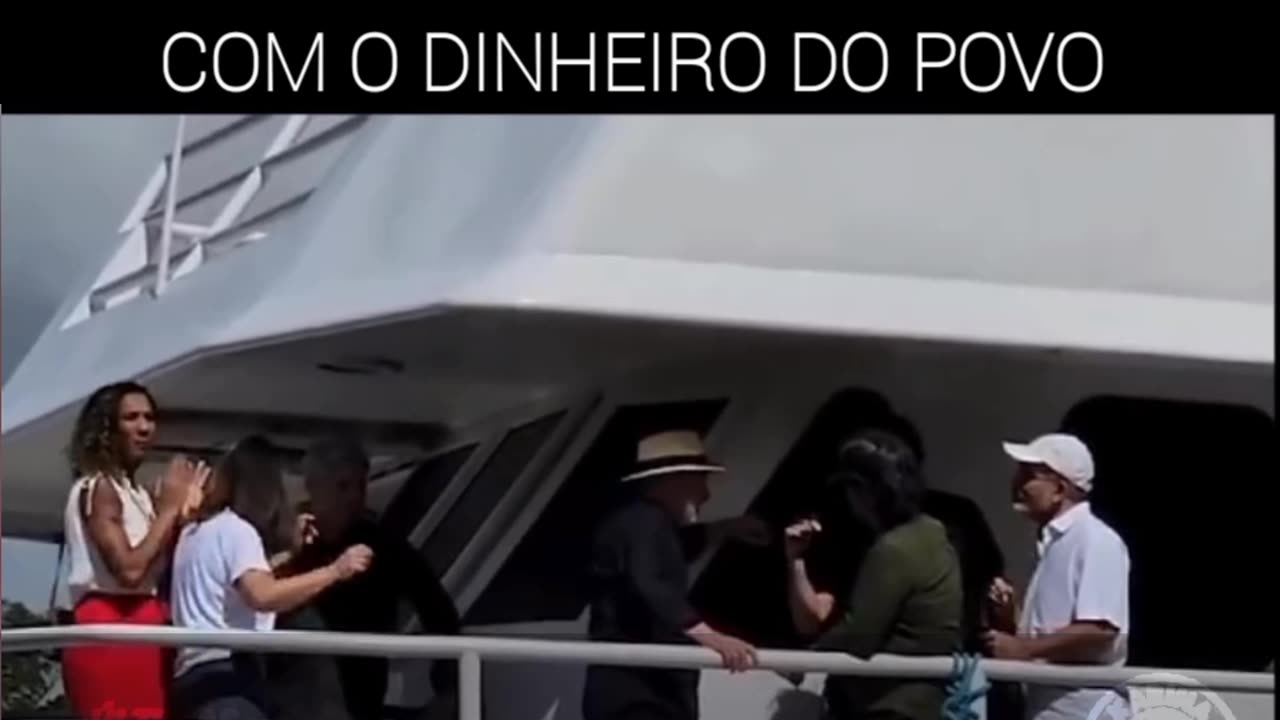 A PUTA E O LADRÃO ACABANDO COM O DINHEIRO DO POVO