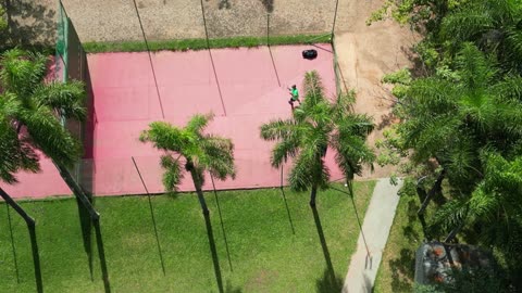 drone jogando tennis no paredão