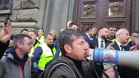 Костадин Костадинов се оправдава на протест пред НС заради фалшифицираните избори