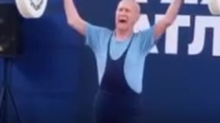 'Abuelo de hierro' de 93 años gana competencia de halterofilia en Rusia