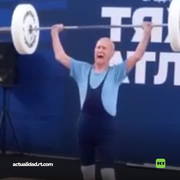 'Abuelo de hierro' de 93 años gana competencia de halterofilia en Rusia