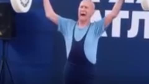 'Abuelo de hierro' de 93 años gana competencia de halterofilia en Rusia
