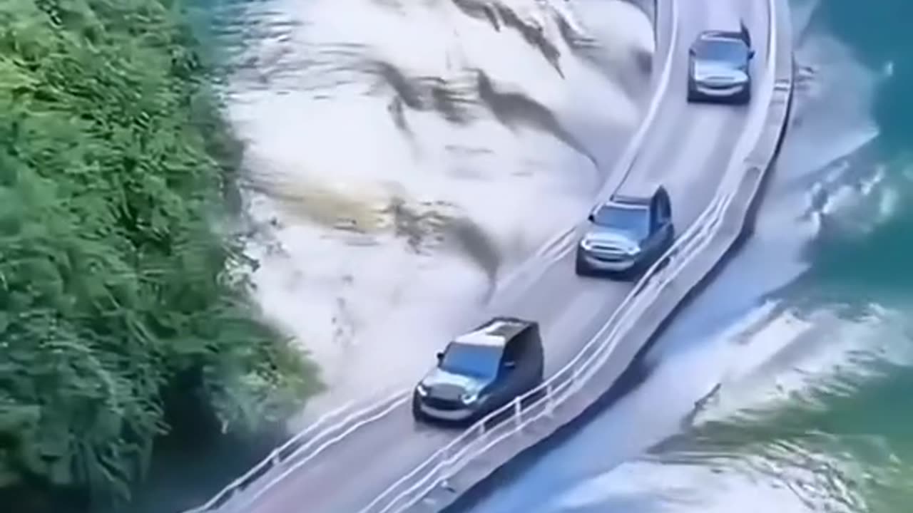 Most dangers bridge in the world this floating bridge in the shiziguan