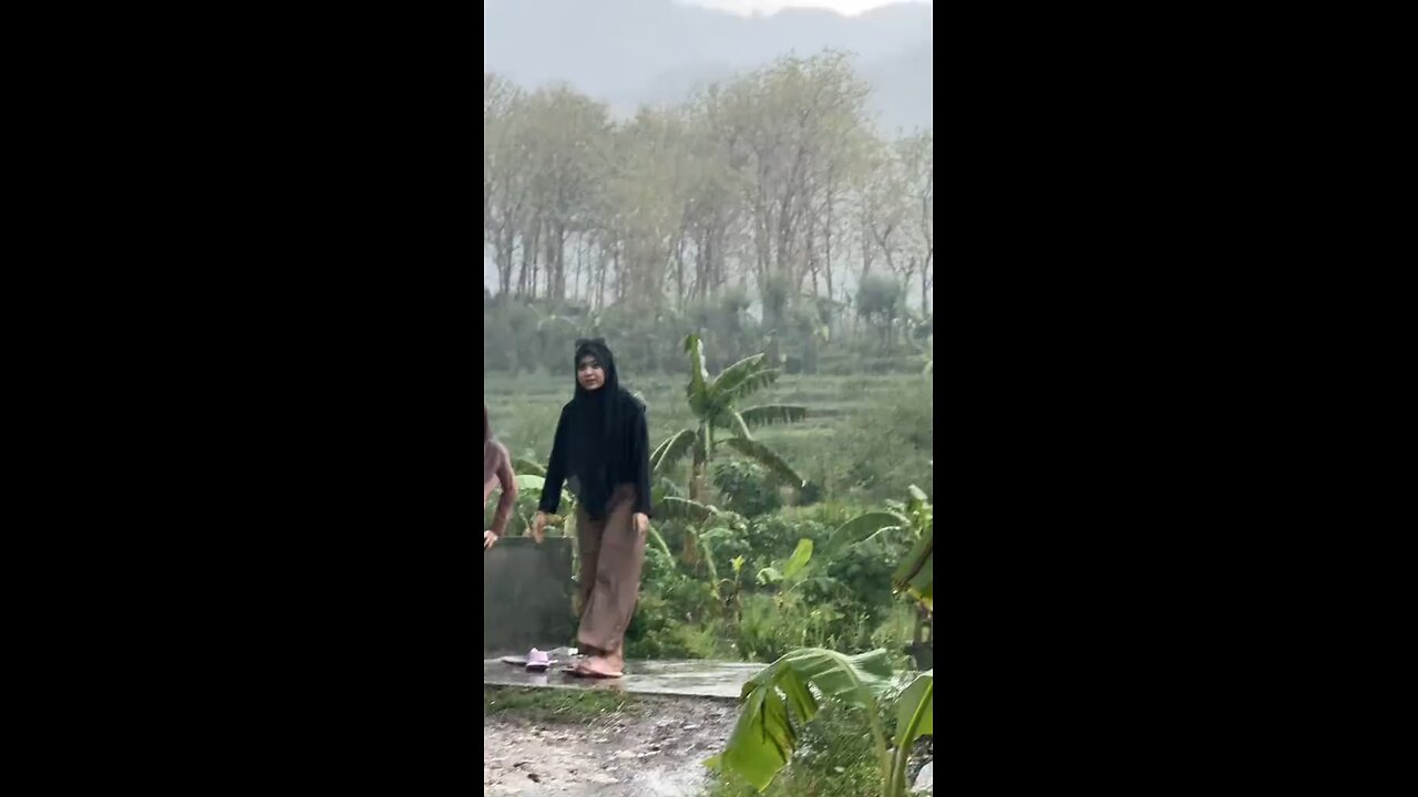 Lihat aku, ada yang hatinya senang, ada juga yang kepalanya langsung pusing 😜🔥