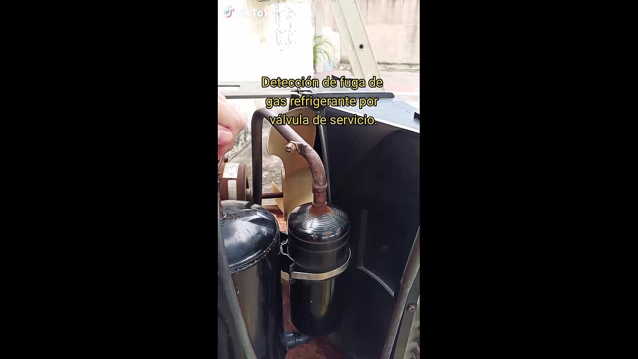 Detección fuga de gas refrigerante por válvula de servicio.#shorts