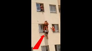 Bomberos salvan a mujer en peligro de caer por la ventana