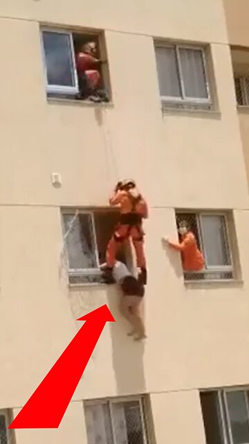 Bomberos salvan a mujer en peligro de caer por la ventana