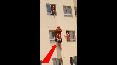 Bomberos salvan a mujer en peligro de caer por la ventana