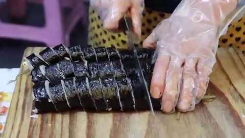From a 1㎡ Shop to a Market Legend?! Grandma’s Kimbap Miracle Selling 1,000 Rolls a Day