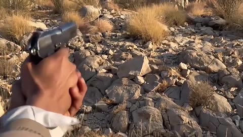 TT-30 手枪 #国外合法拍摄国内请勿模仿 #武器科普 #实弹射击 #男人减速带 #靶场射击