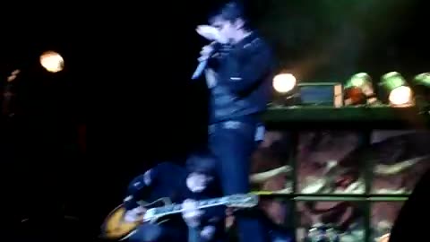 My Chemical Romance - Gerard rubbing his crotch on Frank - The Black Parade Projekt Revolution 2007