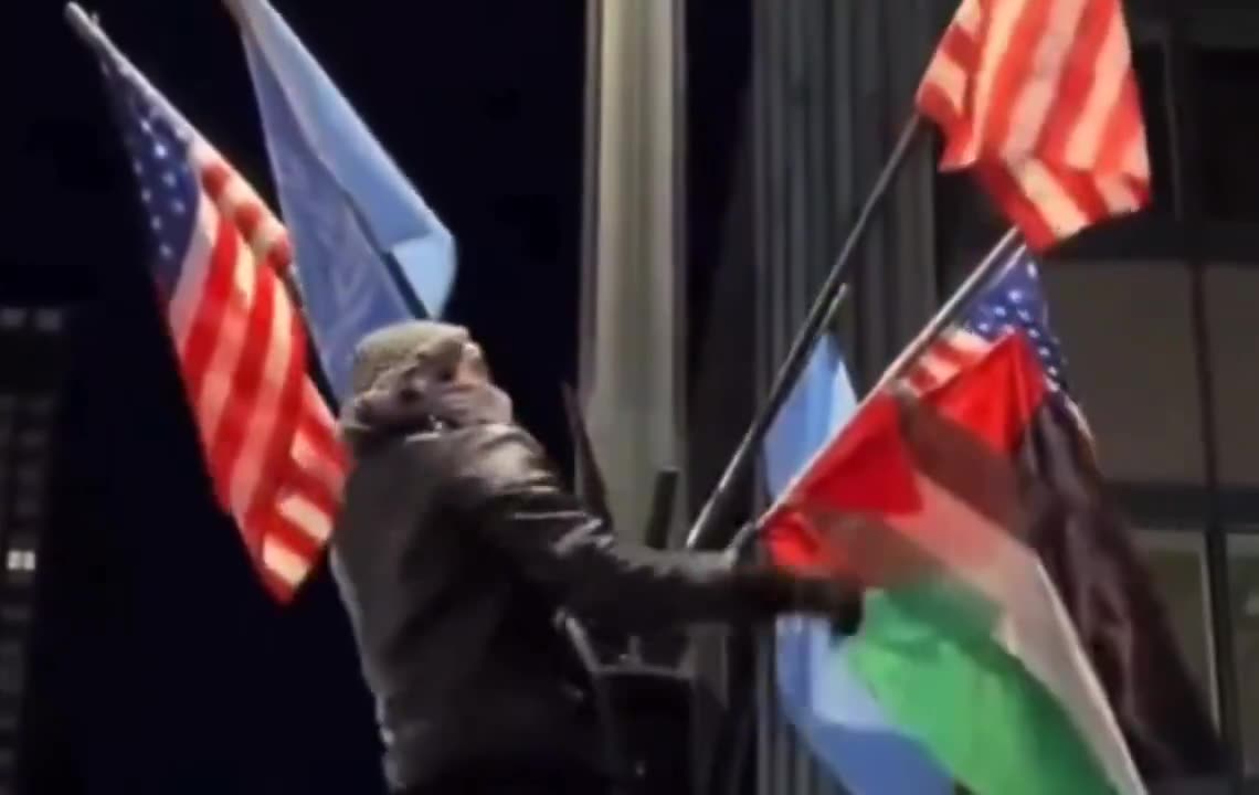 New York: Muslims tear down American flags amid applause from Muslim crowd