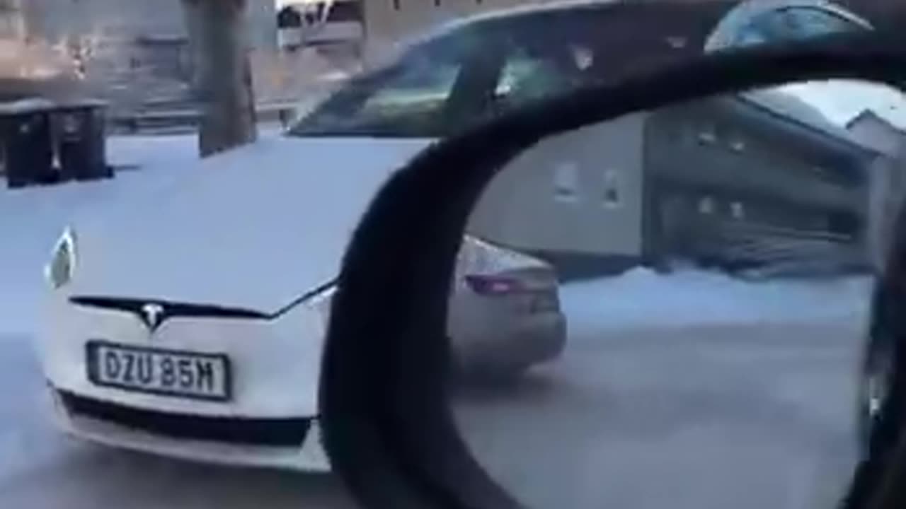 Sweden： See How Many Teslas are Waiting in Line for a Superchargerstation