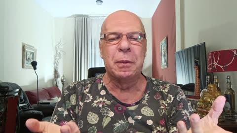 Trump bombardeia submarino enquanto rasgam coroas nos EUA