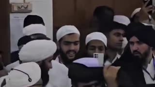 দারুল উলূম দেওবন্দে আফগান পররাষ্ট্রমন্ত্রীকে পাগড়ি পরিয়ে বিশেষ সম্মান