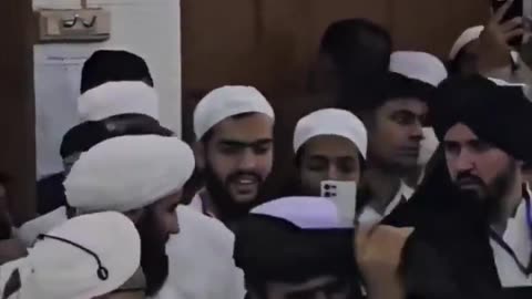দারুল উলূম দেওবন্দে আফগান পররাষ্ট্রমন্ত্রীকে পাগড়ি পরিয়ে বিশেষ সম্মান