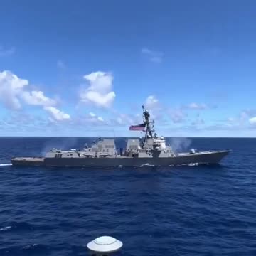 Torpédoborec amerického námořnictva USS Jason Dunham zahájil palbu na venezuelské plavidlo