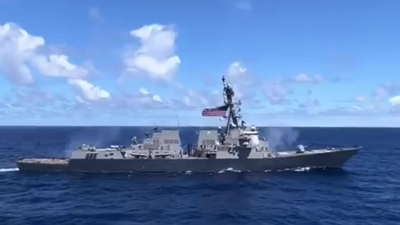 Torpédoborec amerického námořnictva USS Jason Dunham zahájil palbu na venezuelské plavidlo