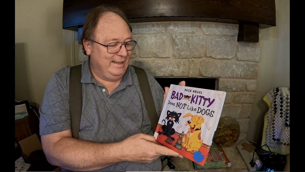 Bad Kitty Does NOT Like Dogs