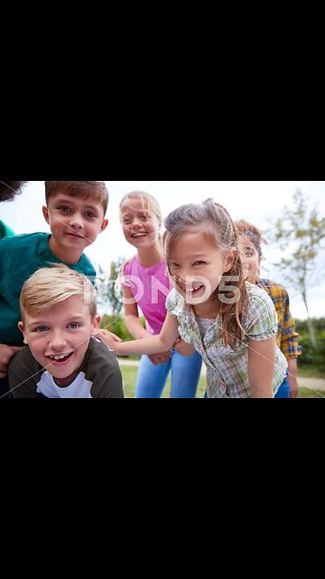 Compared to idle cat beds,we recommend this tire-shaped tunnel bed.Cats love it