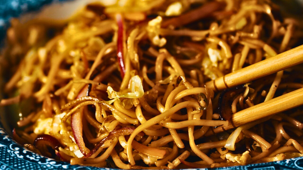 Must-Try Chow Mein Recipe From India's Streets (Quick & Easy)