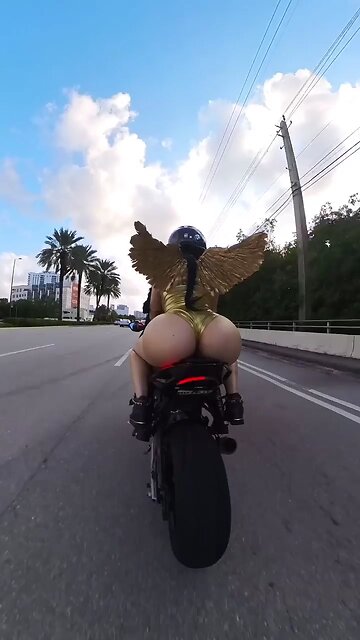 SHE DEFINITELY A RIDER 😺