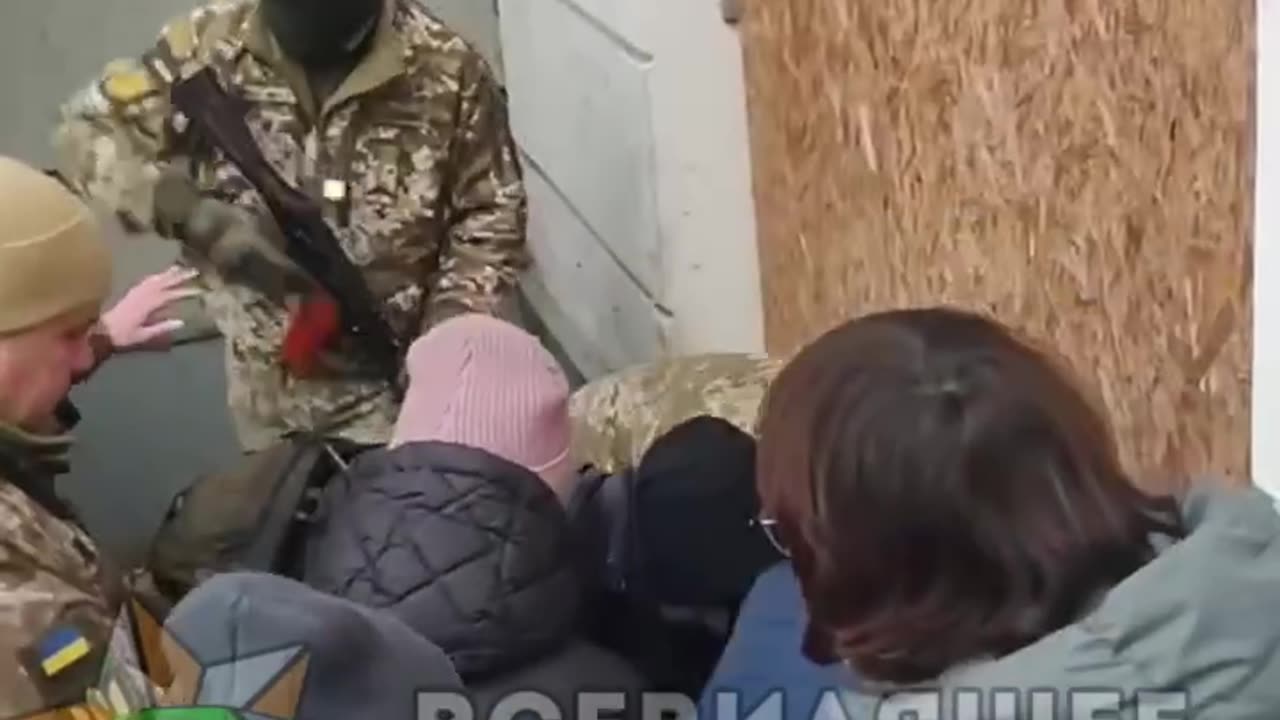 🇺🇦A TCC employee, threatening with a loaded machine gun