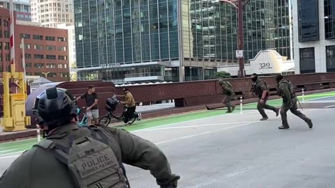 Like a skit: ICE troops fail to catch "illegal" delivery man