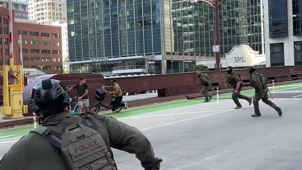 Like a skit: ICE troops fail to catch "illegal" delivery man