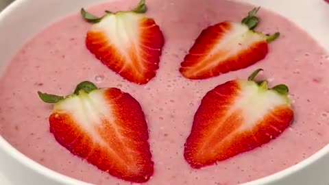 Strawberry Oat & Date Smoothie Bowl – A Delicious & Nutritious Treat