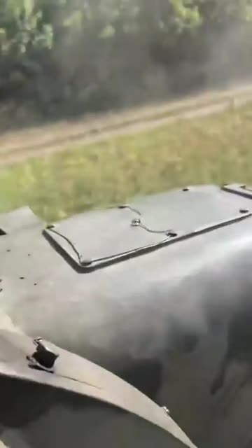 Ukrainian 122-mm self-propelled guns 2S1 Gvozdika flees under heavy fire