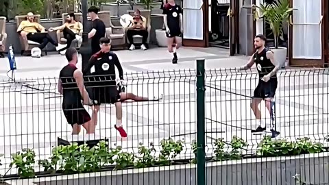 🔥 EL BARÇA SE RELAJA JUGANDO A FÚTBOL TENIS ANTES DEL PARTIDO ⚽🔥