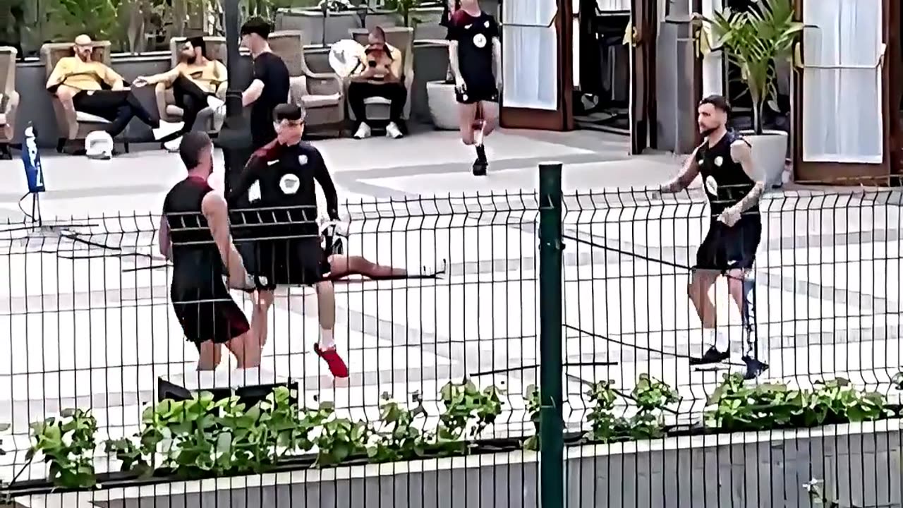 🔥 EL BARÇA SE RELAJA JUGANDO A FÚTBOL TENIS ANTES DEL PARTIDO ⚽🔥