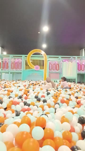 Senang banget mandi bola seharian