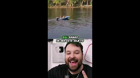 Perrito dirigiendo un bote en el lago 🤣