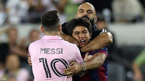 Messi's bodyguard falls while stopping a fan😮