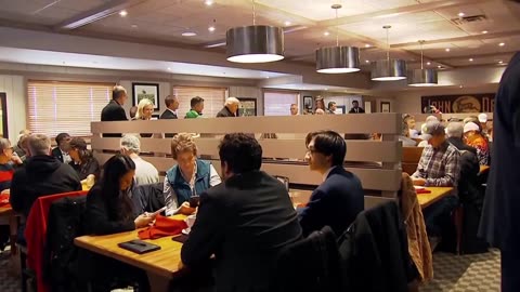 🚨 Tổng thống Trump đang đi từ bàn này sang bàn khác tại một nhà hàng ở Iowa...