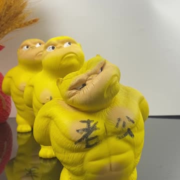 King Kong wax figure is put on a mouse and becomes a former perso, funny video 2025 skc.com 111