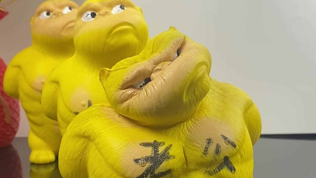 King Kong wax figure is put on a mouse and becomes a former perso, funny video 2025 skc.com 111