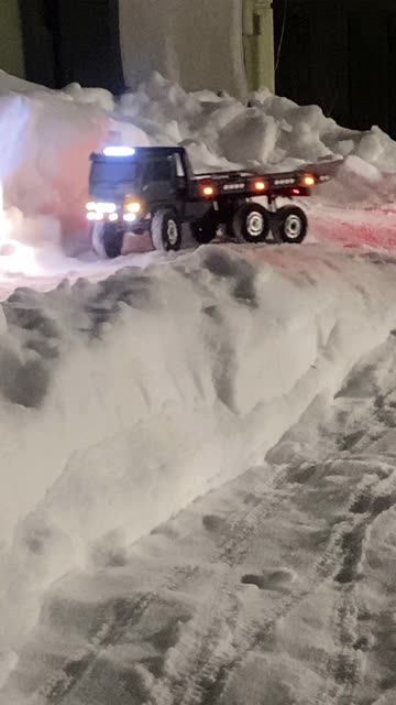 RC 6x6 Wrecker loves the snow