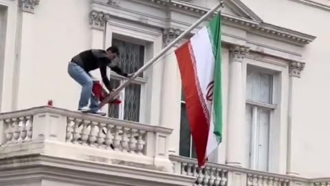 Anti regime protester scales balcony of Iranian embassy in London, Switches flag 🦁