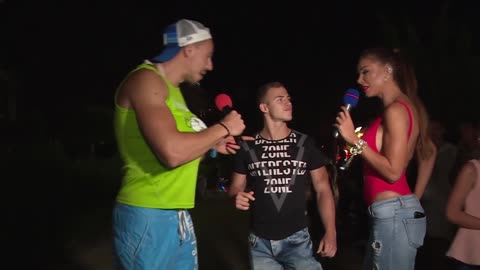 Смелчага напляска всички ЖЕНИ на плажа, докато мъже си ближат телата (А на бас)