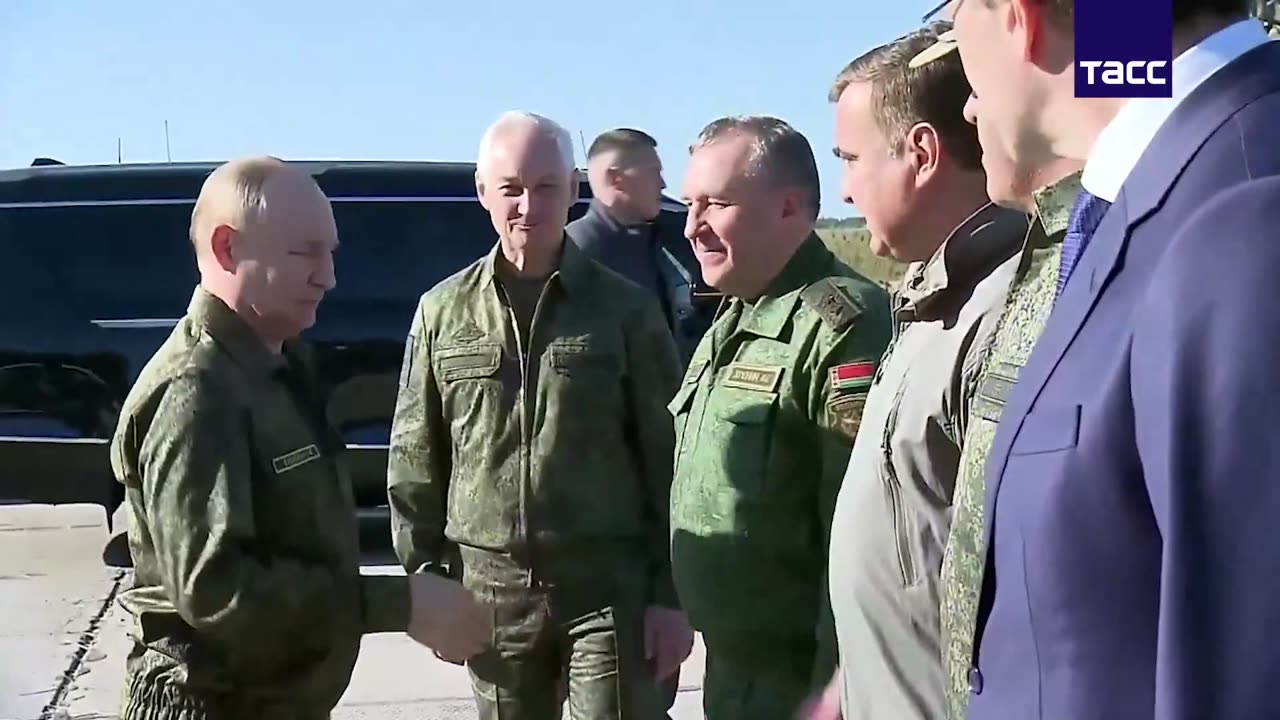 Putin Appears at “Zapad-2025” Drills in Military Uniform